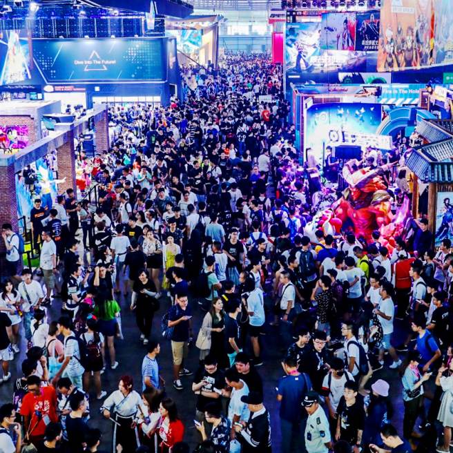 people crowded in gaming conventions between game booth